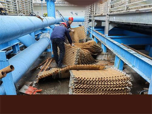 冷卻塔維修，在冷卻塔出現明顯漂水現象時